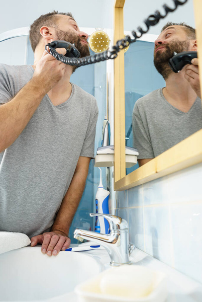Man shaving trimming his beard - Valokuva, kuva