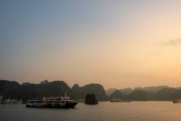 Ha Long Bay in Vietnam durante un bellissimo tramonto con mare calmo e tranquillo. Girato nell'autunno 2019 da un tour in nave da crociera
 - Foto, immagini
