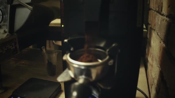 Koffiemolen vallen op een hoorn - Video