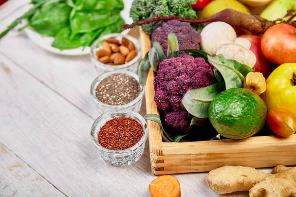 Biologisch voedsel voor gezonde veganistische voeding. Vegetarisch voedsel - Foto, afbeelding