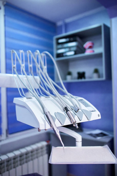 歯医者の椅子の近代的な金属歯医者の道具やバーナー - 写真・画像