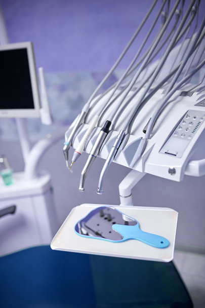 Modern fémes fogorvosi szerszámok és fogápolók fogorvosi széken - Fotó, kép