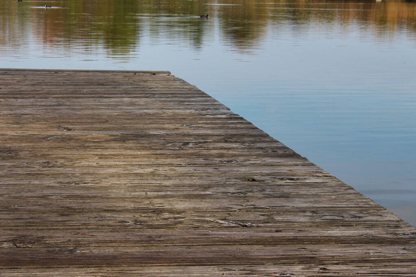 Paseo marítimo de madera en un lago
 - Foto, imagen
