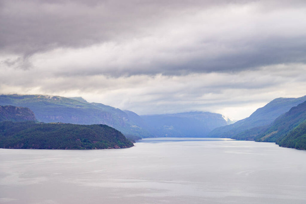 Paisagem fiorde, Saudafjord em Noruega
 - Foto, Imagem