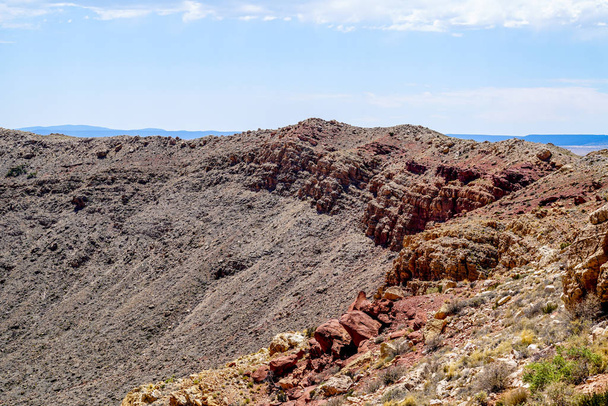 Arizona çölü, uzaydan gelen bir göktaşının yere çarpıp yaklaşık bir mil genişliğinde (0.737 mi) ve 3900 feet çapında bir meteor krateri oluşturmasıyla sonsuza dek değişti..  - Fotoğraf, Görsel