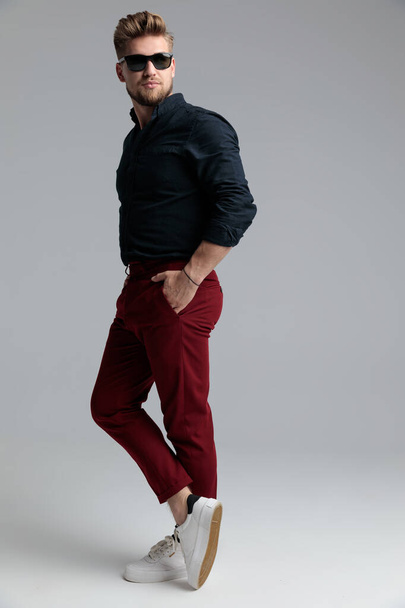 Άνθρωπος της μόδας Confidnet κρατώντας τα χέρια του στις τσέπες του  - Φωτογραφία, εικόνα