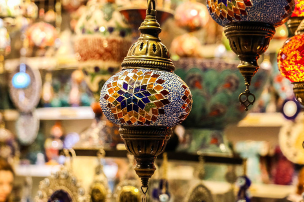 Turecká tradiční světlé dekorativní závěsná svítidla a barevná světla s živými barvami v Istanbulu Bazaar, Turecko - Fotografie, Obrázek