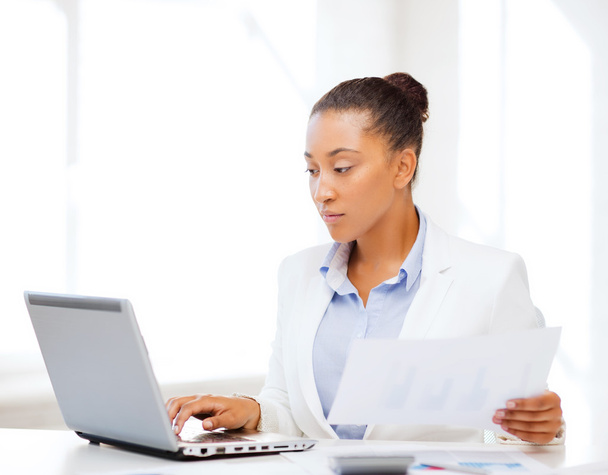 Businesswoman working with computer in office - Foto, immagini
