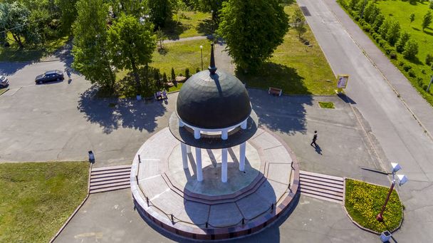 Rotunda, chodníky a park na břehu jezera, letecký výhled - Fotografie, Obrázek