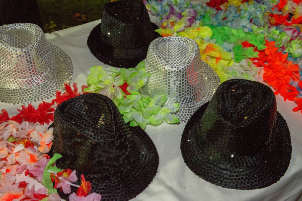Set of colorful necklaces of Hawaiian silk flowers with white and black hats. For hen parties, birthday decorations, for Christmas, for weddings and on the beach to revive the holidays. - Photo, Image