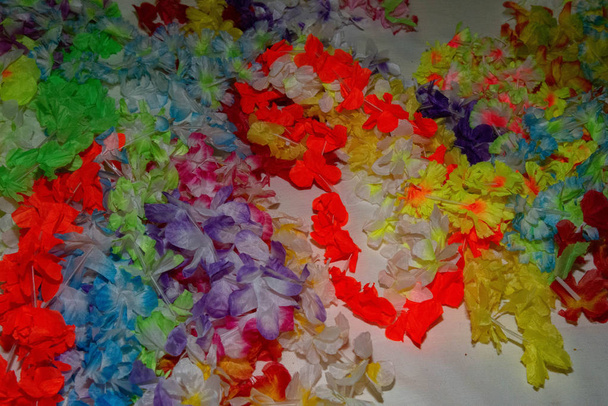 Set farbenfroher hawaiianischer Seidenblumenketten. Junggesellenkränze, Geburtstagsdekorationen, für Weihnachten, für Hochzeiten und am Strand, um die Feiertage zu beleben. - Foto, Bild
