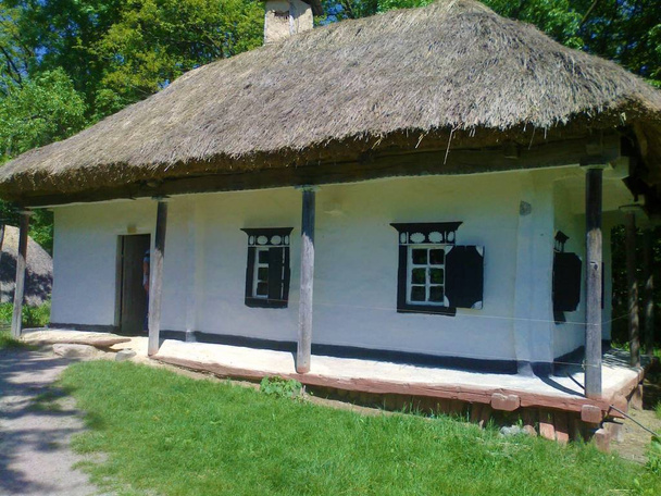  hügelige Gegend des Parks / Museum ukrainisches Dorf des 17. Jahrhunderts mit Häusern, Kirchen, Mühlen der Zeit - Foto, Bild