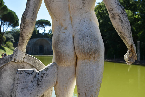 Przykład klasycznego piękna w rzymskiej willi. Szczegóły z Canopus. Villa Adriana w Tivoli, niedaleko Rzymu. Włochy. Strona internetowa UNESCO. - Zdjęcie, obraz