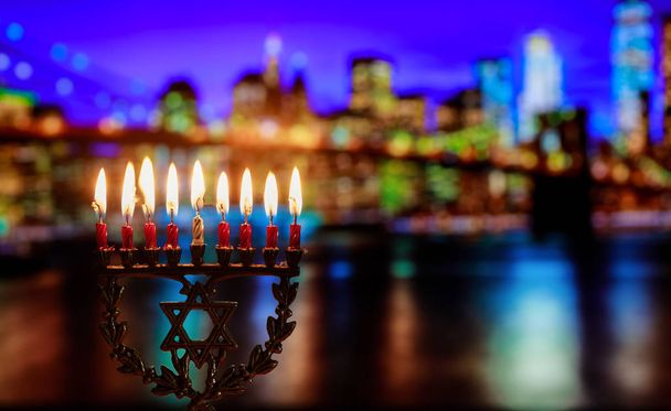 Hanukkah menorah símbolo de la fiesta tradicional judía Puente de Brooklyn durante la noche Nueva York con luces
 - Foto, imagen