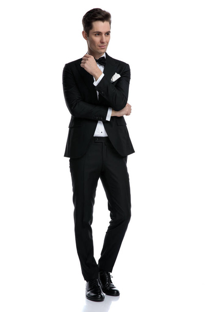 thoughtful young groom in tuxedo looking to side  - Foto, imagen