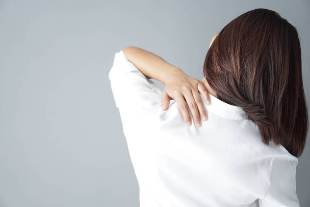 Κοντινό πλάνο γυναίκα κρατώντας το λαιμό με πόνο, υγιεινή φροντίδα και ιατρική έννοια - Φωτογραφία, εικόνα