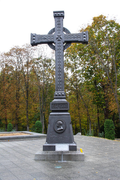 Kaniv, Ukraina - 5. lokakuuta 2019: Ensimmäinen risti Taras Shevchenkon haudalla Taras Hillillä (Chernecha Hora) Kanovassa
 - Valokuva, kuva