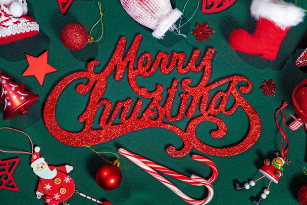 Adornos de Navidad o Año Nuevo en color rojo sobre fondo verde oscuro
 - Foto, Imagen