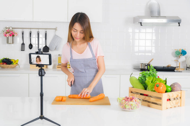 Mujer está grabando el video de cocina en la cocina
. - Foto, imagen