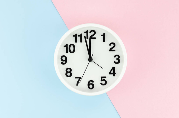 Pop barvy růžové a modré stěny s hodinkami. Ploché bílé hodiny. Čas na... koncept - Fotografie, Obrázek