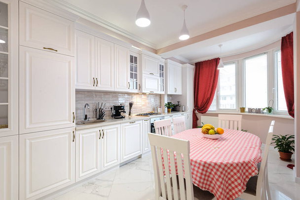 Розкішний сучасний білий інтер'єр кухні
 - Фото, зображення