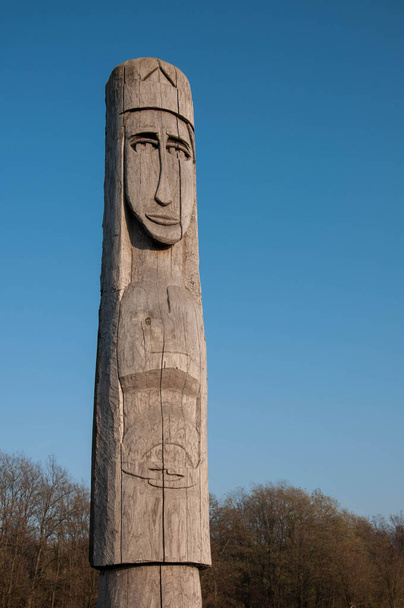 Ídolo de madeira Deusa eslava Lada em um fundo de céu azul
 - Foto, Imagem