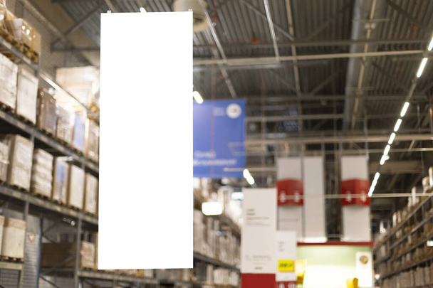 Κενό mock-up διαφήμιση με αντίγραφο χώρο στην αποθήκη αποθήκευσης με σειρές από ράφια με κουτιά εμπορευμάτων - Φωτογραφία, εικόνα