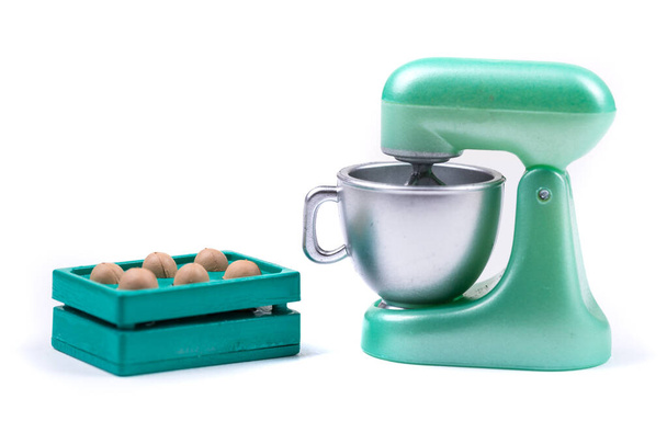 Crianças brinquedo plástico alimento moldado 1 / 6 escala stand misturador e ovos, utensílios de cozinha
 - Foto, Imagem