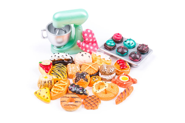 Crianças brinquedo alimentos de plástico moldado 1 / 6 escala assorted produtos de panificação e stand mixer profundidade rasa de campo
 - Foto, Imagem