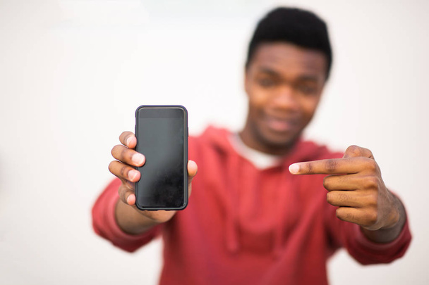 close-up Afrikaans amerikaanse man handen houden mobiele telefoon en wijzen naar scherm - Foto, afbeelding
