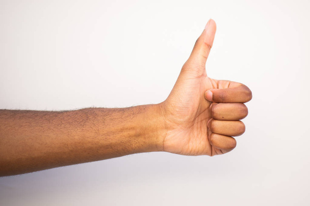 Πλευρική γωνία μαύρο χέρι άνθρωπος με τους αντίχειρες επάνω χέρι σημάδι - Φωτογραφία, εικόνα