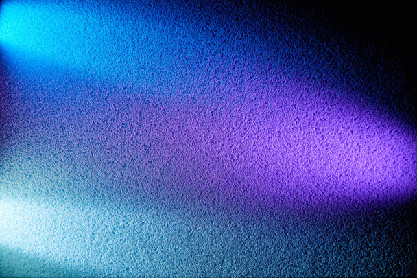 Mor bir buluşmada iki mavi ışık parlar - Fotoğraf, Görsel