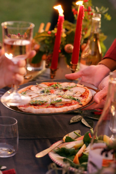 обідній стіл набір піци з грушею і горгонзолою
 - Фото, зображення