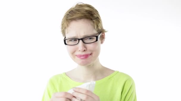 Mädchen mit Brille weint - Filmmaterial, Video