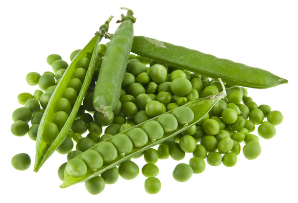 白い背景に隔離された緑のエンドウ豆。ベジタリアンフード. - 写真・画像