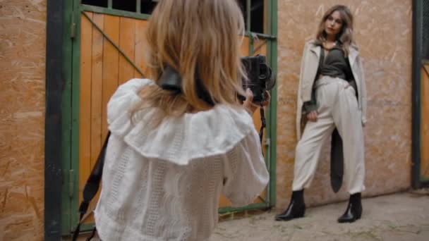 Φωτογράφος και μοντέλο κατά τη διάρκεια της φωτογράφησης στον αχυρώνα - Πλάνα, βίντεο