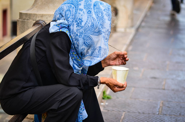 dakloze vrouw roken - historische straten van Rome - Foto, afbeelding