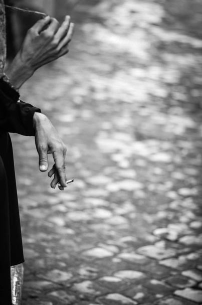 Evsiz kadın sigara içiyor - Roma 'nın tarihi sokakları - Fotoğraf, Görsel