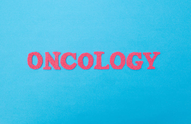 The word oncology on a blue background. The concept of diseases of benign and malignant tumors in humans. Cancer Medicine - Foto, Bild