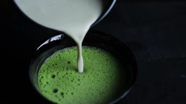Preparation of matcha latte green tea - Záběry, video