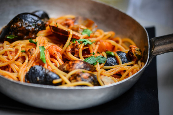 νόστιμο ιταλικό πιάτο ζυμαρικών με φρέσκα θαλασσινά και λαχανικά - σπαγγέτι - Φωτογραφία, εικόνα