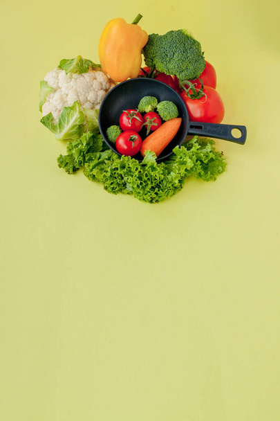 Organic food. Healthy vegetables with broccoli, lettuce, red and - Fotografie, Obrázek