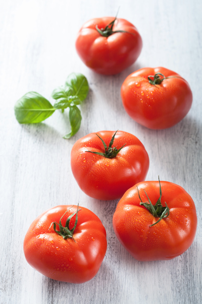 tomates de boucherie fraîches et feuilles de basilic
 - Photo, image