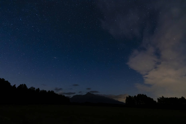 cielo notturno con Krivan, Hight Tatra, Slovacchia - Foto, immagini