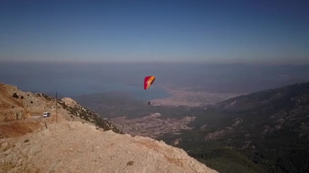 Paragliderler dağdan havalanır. Aşırıya kaçmış. Kanında adrenalin var. Güzel manzara - Video, Çekim