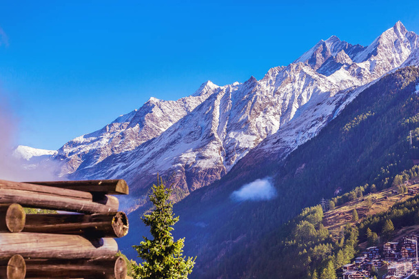 Снігові швейцарські Альпи у Швейцарії, Церматт восени. - Фото, зображення
