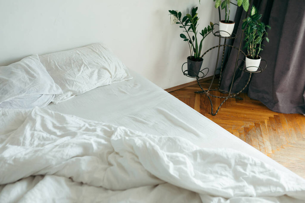 cama con sábanas blancas cerrar la luz brillante
 - Foto, imagen
