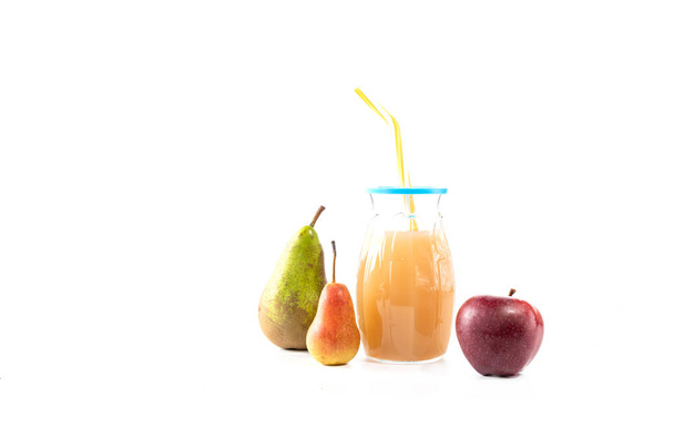 Bevanda di frutta e frutta. Succo di frutta su sfondo bianco
. - Foto, immagini