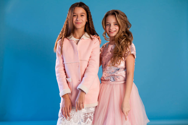 Duas belas namoradas da menina na moda em vestidos rosa e branco
 - Foto, Imagem