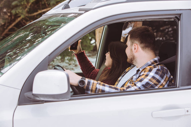 pareja dentro de coche hablando listo para el viaje por carretera
 - Foto, Imagen